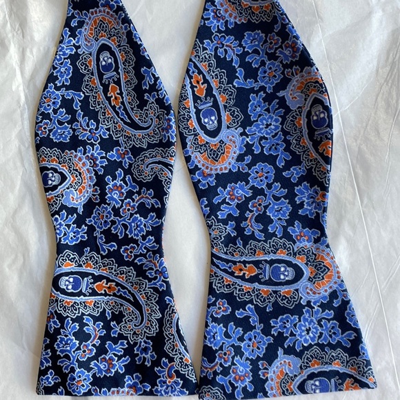 Daniel Cremieux Other - CREMIEUX NWT MENS BLUE BLACK GRAPHIC BOW TIE